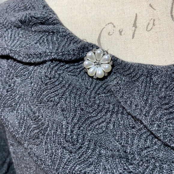 Briggs Scalloped Sweater With Rhinestone Accent Size Medium - Picture 4 of 7